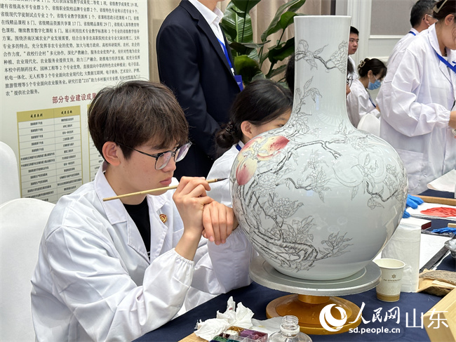 大会现场,爱体育在线网站文物修复与保护专业学生正在进行创作。人民网 谈媛摄